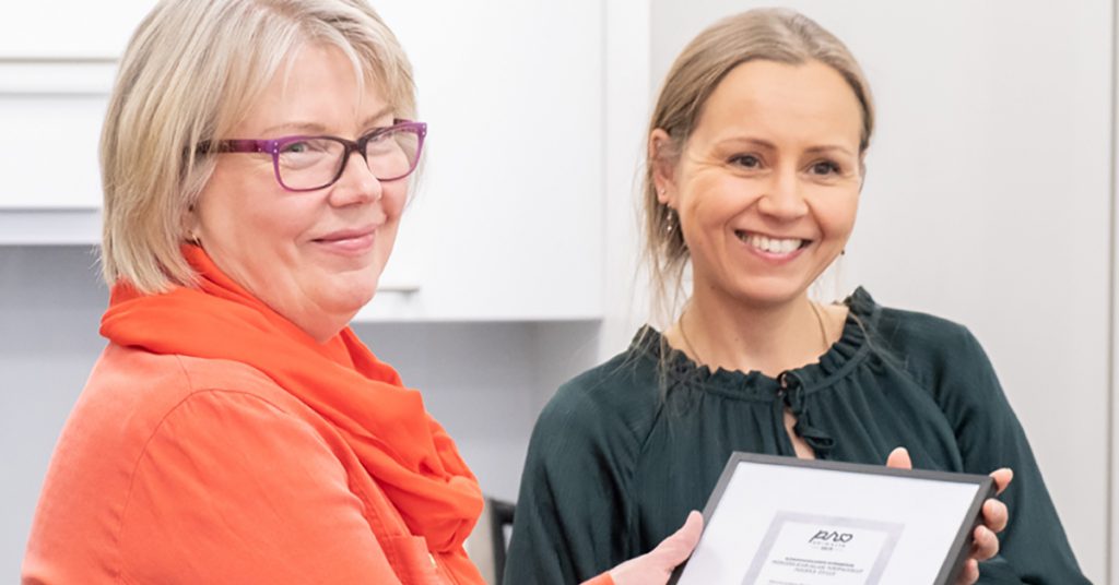 Animalian puheenjohtaja Erja Laakkonen luovuttaa Pro Animalia -eläinoikeuspalkinnon Polkka oy:n toimitusjohtaja Hannele Portmanille.