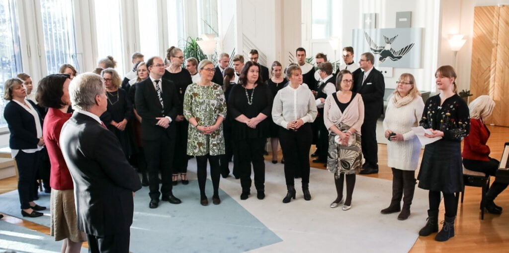 Presidentti Sauli Niinistö ja rouva Jenni Haukio ottavat vastaan ympäristö- ja eläinjärjestöjen tuoman kasviskorin.