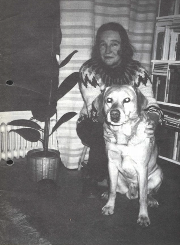 Eeva Kipli vuonna 1987 todennäköisesti koiransa Napsun kanssa. Kuva on julkaistu Animalia-lehdessä 1/1987. Kuvaaja Raili Vesanen. 