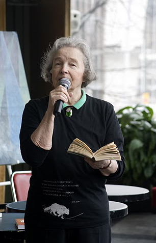 Eeva Kilpi lausuu runojaan Animalian 50-vuotisjuhlissa vuonna 2011. Kuva Iiris Rautiainen. 